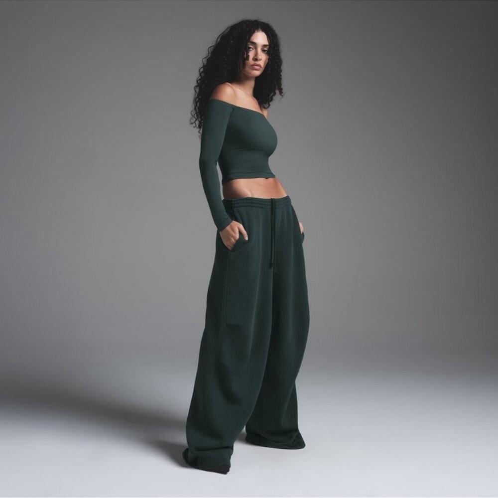 SKIMS Onyx Black Wide Leg Fleece Pants - Picture 3 of 9